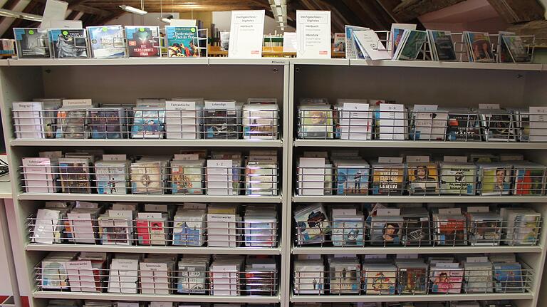 Im Dachgeschoss der Stadtbibliothek gibt es zahlreiche Hörbücher für Erwachsene.