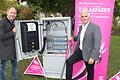 Insgesamt 53 dieser Netzverteiler sollen bis 2025 in der Kitzingen Innenstadt aufgestellt werden. Oberbürgermeister Stefan Güntner freut sich mit Telekom-Kommunalberater Thomas Weigand über den Start des Glasfaserausbaus.&nbsp;