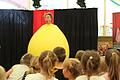 Heißer Hüpfspaß im Ballon: Clown Tilo Schoppe fühlt sich pudelwohl in seiner gelben Gummihaut.