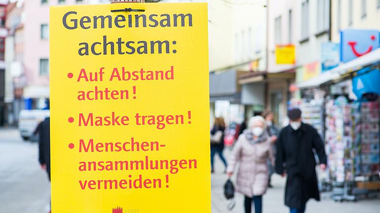 Längst ein gewohntes Bild: Hinweise auf Corona-Schutzmaßnahmen in der Würzburger Innenstadt.&nbsp;