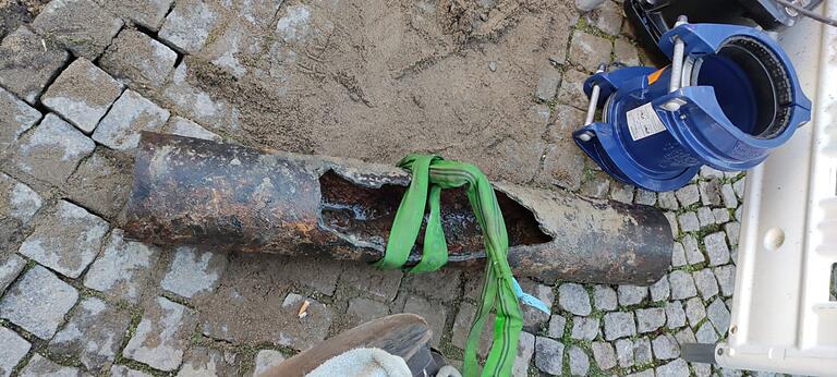 Nach dem Ausbau: Das Wasserrohr ist auf einer Länge von rund 40 Zentimeter aufgerissen. Nach dem Ausbau: Das Wasserrohr ist auf einer Länge von rund 40 Zentimeter aufgerissen.