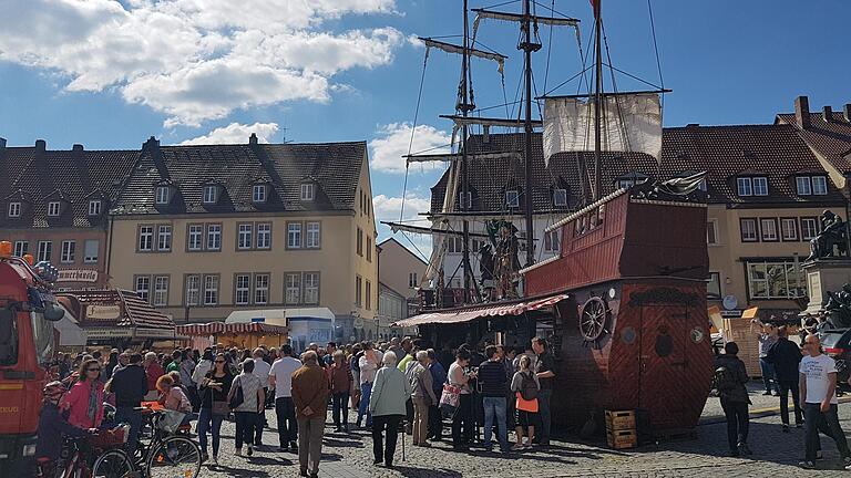 Es wird einiges los sein am Wochenende in Schweinfurt: Der Fischmarkt (Archivbild) wird ebenso das Publikum anziehen wie der verkaufsoffene Sonntag oder die Auto-Messe auf dem Volksfestplatz.