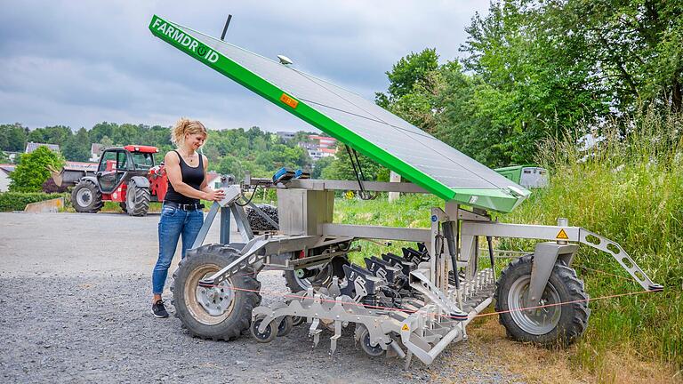 Julia Klüber programmiert den Agrar-Roboter. Dieser übernimmt auf dem Hof die mühsame Aussaat und Unkrautbekämpfung bei den Zuckerrüben. Betrieben wird er mit Solarstrom.