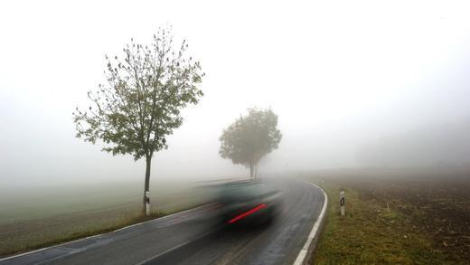 Autofahrt bei Nebel       -  Im Herbst werden die Tage wieder kürzer, die Straßen durch Nässe, Blätter und Schmutz rutschig. Die unterfränkische Polizei gibt Tipps und Hinweise.