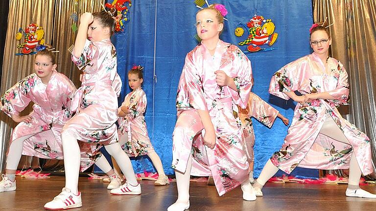 Das Uengershäuser Kinderballett entführte die Besucher der Russensitzung nach China.