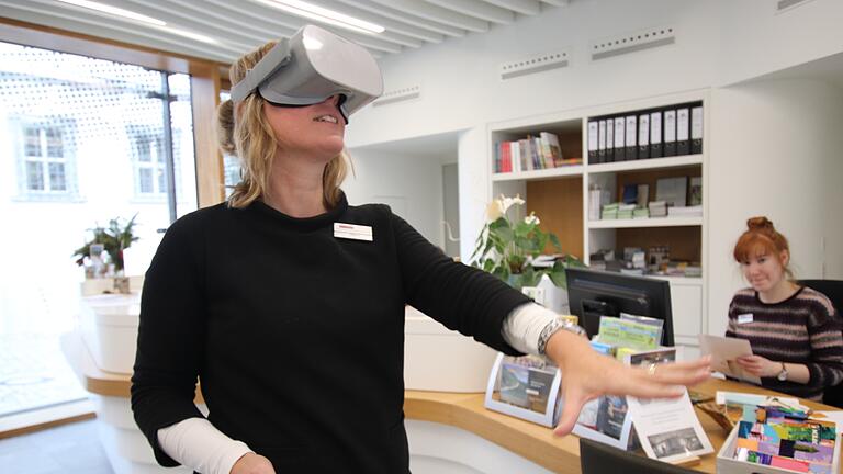 Täuschend echt: Claudia Bellanti (Leiterin der Tourist Information Iphofen) demonstriert eine der neuen Virtual-Reality-Brillen. Täuschend echt: Claudia Bellanti (Leiterin der Tourist Information Iphofen) demonstriert eine der neuen Virtual-Reality-Brillen.