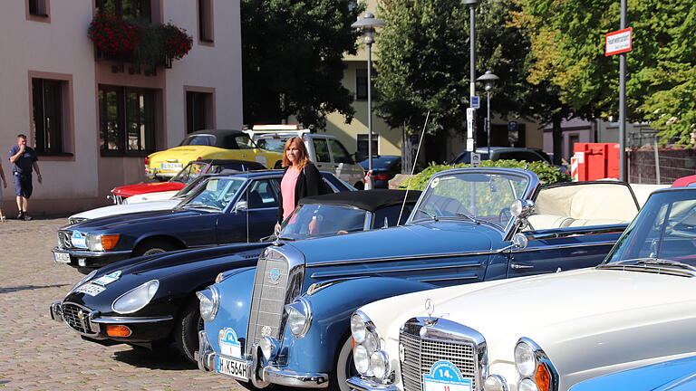 Eine Reisegruppe von zwei Dutzend Oldtimern macht am Mittwoch, 21. Juni, Halt auf dem Lohrer Schlossplatz.
