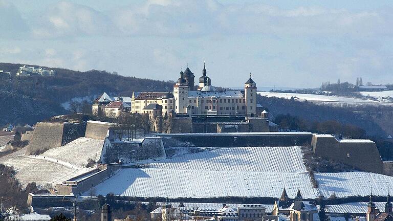 Der Weinberg unterhalb der Festung ist schneebedeckt. Können die Würzburger hier bald mit Skiern runterfahren? Der Weinberg unterhalb der Festung ist schneebedeckt. Können die Würzburger hier bald mit Skiern runterfahren?