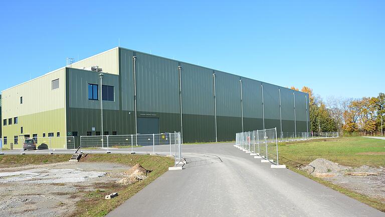 Anfang 2021 soll die neue Bereitstellungshalle für schwach- und mittelradioaktive Stoffe auf dem Gelände des Kernkraftwerks Grafenrheinfeld in Betrieb genommen werden. Anfang 2021 soll die neue Bereitstellungshalle für schwach- und mittelradioaktive Stoffe auf dem Gelände des Kernkraftwerks Grafenrheinfeld in Betrieb genommen werden.