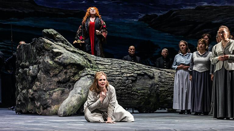 Hier treffen Gut und Böse, Alt und Neu, Schuld und Unschuld aufeinander: Elsa (Lena Kutzer, vorne)&nbsp; und Ortrud (Sabine Hogrefe, hinten) bei der Premiere des neuen Meininger 'Lohengrin'.