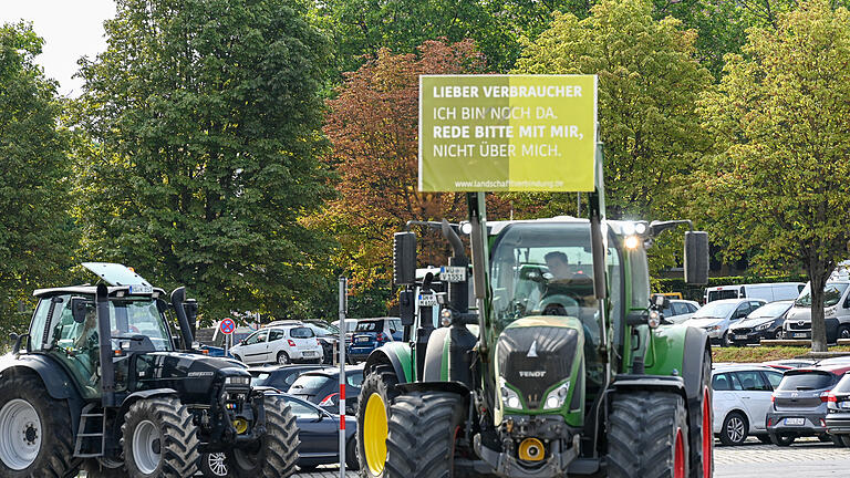 Bundesweiter Protest der Landwirte: Auch in Würzburg demonstrierten hunderte gegen neue Umwelt- und Klimaauflagen.
Treffpunkt waren die Mainwiesen unterhalb der Talavera danach gab es einen Fußmarsch zum oberen Markt. Dort: Kundgebung um 11:30.