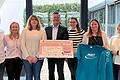 Freude bei den Spendenempfängern: Christian und Sabrina Lutz (Förderverein zugunsten krebskranker Kinder Hambach e.V.), Michaela Prinzler (Teamleitung Disposition), Hans Pabst, Bianca Heilmann (Marketing), Tanja Herbst und Ute Hunger (Alexander-von-Humboldt-Gymnasium).