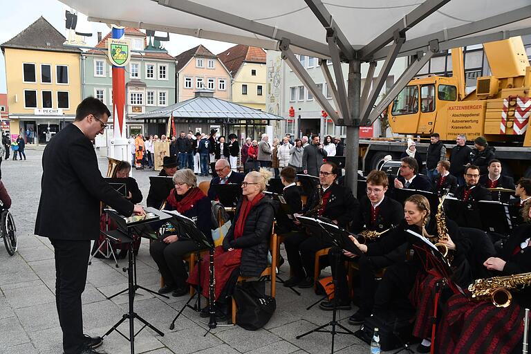 Flotte Klänge begleiteten die Aufstellung. Flotte Klänge begleiteten die Aufstellung.