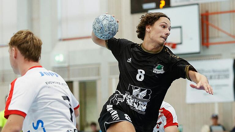 Tilman Märker (rechts) von der SG DJK Rimpar II war mit sechs Toren erfolgreichster Werfer seiner Mannschaft beim klaren Sieg in der Handball-Oberliga Nord der Männer gegen den HSC Bad Neustadt. Tilman Märker (rechts) von der SG DJK Rimpar II war mit sechs Toren erfolgreichster Werfer seiner Mannschaft beim klaren Sieg in der Handball-Oberliga Nord der Männer gegen den HSC Bad Neustadt.