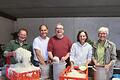 Beim Einmachen von Sauerkraut (von links): Lothar Wild, Uwe Sachse, Winfried Schraut, Edith Sachse und Anita Wild.