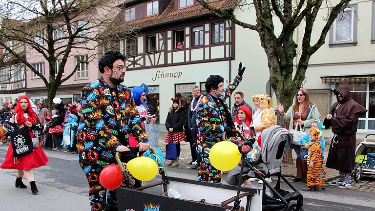 Rund 2000 Besucher waren am Faschingssamstag zum Umzug nach Ostheim gekommen. Besonders junge Familien kamen hier voll auf ihre Kosten.