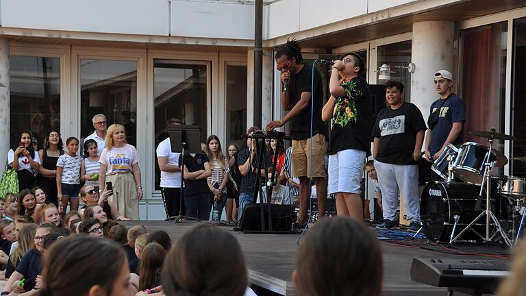 Das 'Konzert gegen Rassismus'diente dazu, den Titel „Schule gegen Rassismus – Schule mit Courage', der im vergangenen Jahr erworben wurde, weiter aufrechtzuerhalten. Das 'Konzert gegen Rassismus'diente dazu, den Titel „Schule gegen Rassismus – Schule mit Courage', der im vergangenen Jahr erworben wurde, weiter aufrechtzuerhalten.