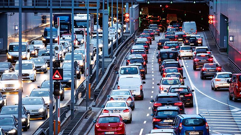Egal ob Verbrenner oder Elektro: Im Stau stehen sie alle (wie hier in München). Deswegen ist für den Soziologen Sven Kesselring die Mobilitätswende weit mehr als nur der Austausch der Antriebsart bei Autos. Egal ob Verbrenner oder Elektro: Im Stau stehen sie alle (wie hier in München). Deswegen ist für den Soziologen Sven Kesselring die Mobilitätswende weit mehr als nur der Austausch der Antriebsart bei Autos.