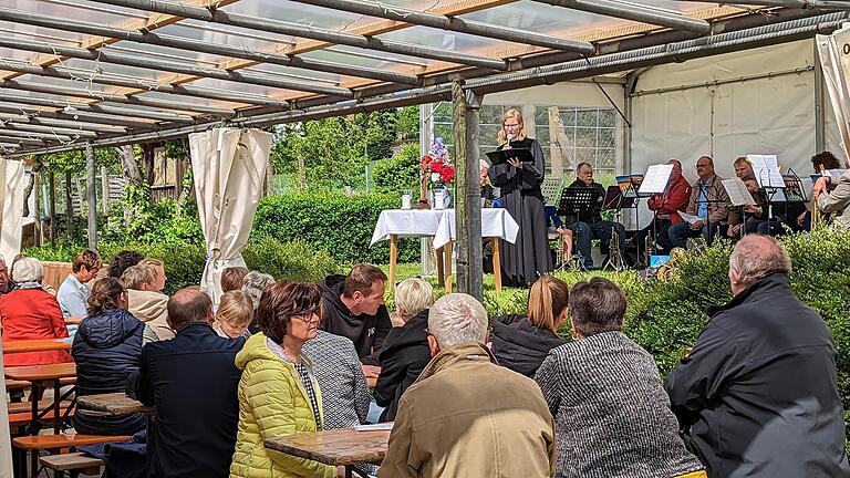 Pfarrerin Victoria Fleck stellte Betrachtungen über das Vaterunser in den Mittelpunkt der Feier. Pfarrerin Victoria Fleck stellte Betrachtungen über das Vaterunser in den Mittelpunkt der Feier.
