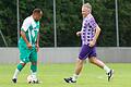 Frank Baumann (rechts) im Trikot des TSV Grombühl versucht, Aílton Gonçalves da Silva von der Traditionsmannschaft des SV Werder Bremen den Ball abzuluchsen. Am Ende der zweiten Halbzeit spielte Baumann, seit 2016 als Sport-Geschäftsführer bei Werder Bremen tätig, bei seinem Heimatverein mit.