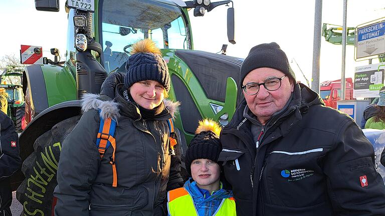Martin Sauer (rechts) aus Mellrichstadt führte 45 Jahre lang einen landwirtschaftlichen Betrieb, der von seiner Tochter Sandra Engel (links) und deren Mann übernommen wurde. In mehreren Jahren soll die Landwirtschaft auch noch der nachfolgenden Generation mit Enkel Linus Spaß machen, so seine Hoffnung. Martin Sauer (rechts) aus Mellrichstadt führte 45 Jahre lang einen landwirtschaftlichen Betrieb, der von seiner Tochter Sandra Engel (links) und deren Mann übernommen wurde. In mehreren Jahren soll die Landwirtschaft auch noch der nachfolgenden Generation mit Enkel Linus Spaß machen, so seine Hoffnung.