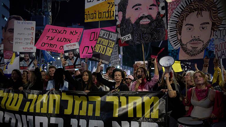 Demonstranten fordern Freilassung der Geiseln - Die Hamas hält derzeit israelischen Informationen zufolge noch 24 lebende Geiseln sowie 35 Leichen von Verschleppten im Gazastreifen fest. (Archivbild) Demonstranten fordern Freilassung der Geiseln - Die Hamas hält derzeit israelischen Informationen zufolge noch 24 lebende Geiseln sowie 35 Leichen von Verschleppten im Gazastreifen fest. (Archivbild)