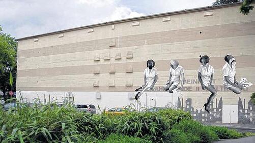 Fotoinvasion: Die Nürnbergerin Wicky Reindl wird mit einer großformatigen Plakatinstallation an der Außenfassade das Gesicht des Bunkers verändern. Fotoinvasion: Die Nürnbergerin Wicky Reindl wird mit einer großformatigen Plakatinstallation an der Außenfassade das Gesicht des Bunkers verändern.