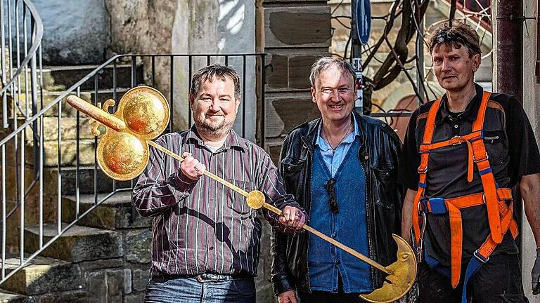 Über die geglückte Bergung des gut eineinhalb Meter langen Uhrzeigers freuten sich Pfarrer Michael Ehrhart, ehrenamtliche Kirchenpfleger Dieter Köpf und Kirchturmtechniker Manfred Peter (von links).