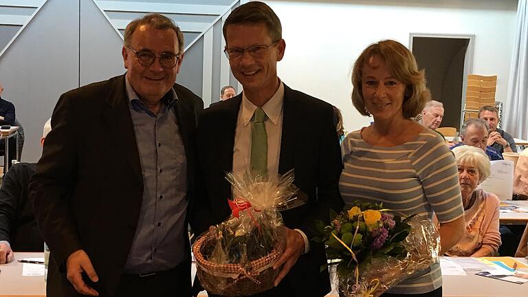 Mehr als hundert Prozent geht nicht: CSU-Kreisvorsitzender Stefan Funk (links) gratuliert Oberbürgermeister Sebastian Remelé und seiner Frau Monika zur erneuten Nominierung Remelés als OB-Kandidat der CSU für die Kommunalwahl 2020. Mehr als hundert Prozent geht nicht: CSU-Kreisvorsitzender Stefan Funk (links) gratuliert Oberbürgermeister Sebastian Remelé und seiner Frau Monika zur erneuten Nominierung Remelés als OB-Kandidat der CSU für die Kommunalwahl 2020.
