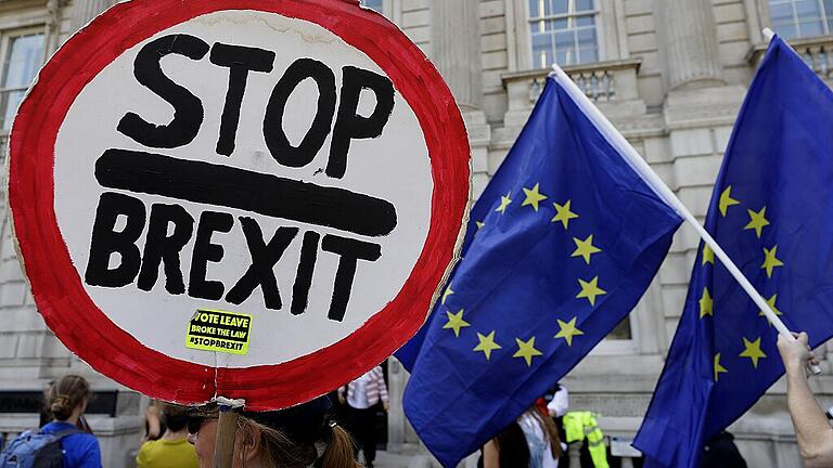 Brexit - Brexit-Gegner demonstrieren im Londoner Regierungsviertel. Nach der Entscheidung Boris Johnsons, das britische Parlament in eine Zwangspause zu schicken, kämpfen die Gegner eines No-Deal-Brexits gegen die Zeit. Brexit - Brexit-Gegner demonstrieren im Londoner Regierungsviertel. Nach der Entscheidung Boris Johnsons, das britische Parlament in eine Zwangspause zu schicken, kämpfen die Gegner eines No-Deal-Brexits gegen die Zeit.