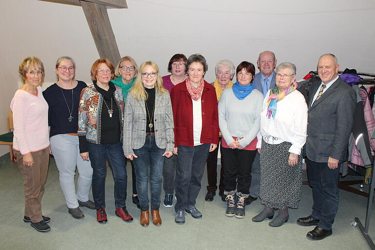 Fröhliche Gesichter beim Ostheimer Liederkranz (von links): Waltraud Linzert (Beisitzer), Ute Amthor (Schriftführerin), Ruth Fischer (ehemalige Kassierin), Ursula Wetzstein (Sängergruppen-Vorssitzende), Ute Sternberger (2. Vorsitzende Liederkranz), Doris Schenk (Schatzmeisterin), Monika Tengler (Chorleitung), Melitta Tengler (Beisitzer), Eva Just (neue 1. Vorsitzende), Paul Kolb (Sängerkreis-Vorsitzender), Renate Noltekuhlmann (Ehrenvorsitzender) und Ulrich Waldsachs (1. Bürgermeister). Fröhliche Gesichter beim Ostheimer Liederkranz (von links): Waltraud Linzert (Beisitzer), Ute Amthor (Schriftführerin), Ruth Fischer (ehemalige Kassierin), Ursula Wetzstein (Sängergruppen-Vorssitzende), Ute Sternberger (2. Vorsitzende Liederkranz), Doris Schenk (Schatzmeisterin), Monika Tengler (Chorleitung), Melitta Tengler (Beisitzer), Eva Just (neue 1. Vorsitzende), Paul Kolb (Sängerkreis-Vorsitzender), Renate Noltekuhlmann (Ehrenvorsitzender) und Ulrich Waldsachs (1. Bürgermeister).