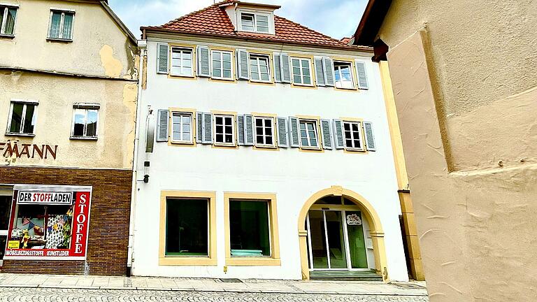 Die Zwiebelgasse 5 heute (rechts): Das ehemalige Haus der Familie von Robert und Giesela Sendner gehört inzwischen Mustafa Kemal Akgül. Er saniert die Räumlichkeiten. Die Zwiebelgasse 5 heute (rechts): Das ehemalige Haus der Familie von Robert und Giesela Sendner gehört inzwischen Mustafa Kemal Akgül. Er saniert die Räumlichkeiten.