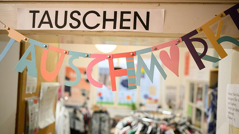 Das Zukunftshaus setzt auf verschiedene Säulen, um die Menschen mit dem Thema Nachhaltigkeit vom stationären Handel zu überzeugen. Das Zukunftshaus setzt auf verschiedene Säulen, um die Menschen mit dem Thema Nachhaltigkeit vom stationären Handel zu überzeugen.