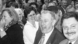 Spaß mit Gleichgesinnten: Günter Beckstein 2002 mit dem CSU-Kreisvorsitzenden Gerhard Eck; links Ingrid Mock. - Spaß mit Gleichgesinnten: Günter Beckstein 2002 mit dem CSU-Kreisvorsitzenden Gerhard Eck; links Ingrid Mock. Spaß mit Gleichgesinnten: Günter Beckstein 2002 mit dem CSU-Kreisvorsitzenden Gerhard Eck; links Ingrid Mock. - Spaß mit Gleichgesinnten: Günter Beckstein 2002 mit dem CSU-Kreisvorsitzenden Gerhard Eck; links Ingrid Mock.