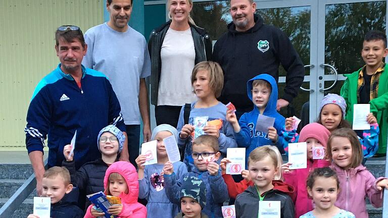 Das Foto zeigt (hinten von links) von links Detlef Apfelbacher, Bernhard Dorsch, Nina Karch und Ralph Rudolph, 1. Vorstand TSV Albertshofen, mit den Mädchen und Jungen, die den ersten Höpper Schwimmkurs erfolgreich abschlossen. Das Foto zeigt (hinten von links) von links Detlef Apfelbacher, Bernhard Dorsch, Nina Karch und Ralph Rudolph, 1. Vorstand TSV Albertshofen, mit den Mädchen und Jungen, die den ersten Höpper Schwimmkurs erfolgreich abschlossen.