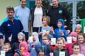 Das Foto zeigt (hinten von links) von links Detlef Apfelbacher, Bernhard Dorsch, Nina Karch und Ralph Rudolph, 1. Vorstand TSV Albertshofen, mit den Mädchen und Jungen, die den ersten Höpper Schwimmkurs erfolgreich abschlossen.