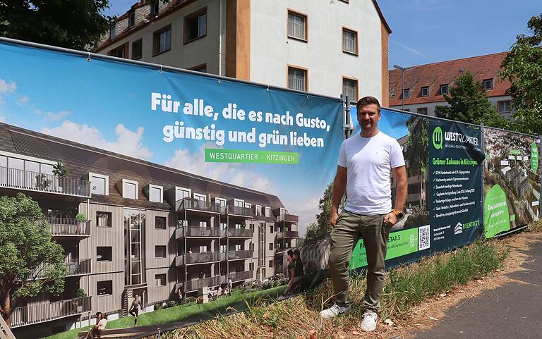 Der Immobilienentwickler Wolfgang Rosentritt steht in der Wohnsiedlung Marshall Heights vor Plakaten, die sein neues Projekt zeigen.