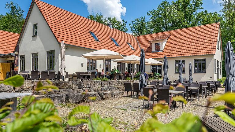 Blick auf das Lokal Two Seasons am Ellertshäuser See. Der Biergarten wird noch erweitert. Blick auf das Lokal Two Seasons am Ellertshäuser See. Der Biergarten wird noch erweitert. 