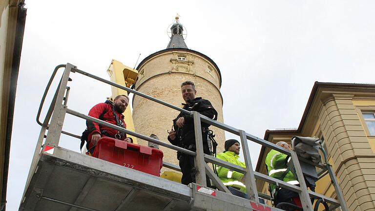Die Installationsarbeiten für Bayerns größte Adventskerze sind am Montagvormittag gelaufen. Die Installationsarbeiten für Bayerns größte Adventskerze sind am Montagvormittag gelaufen.