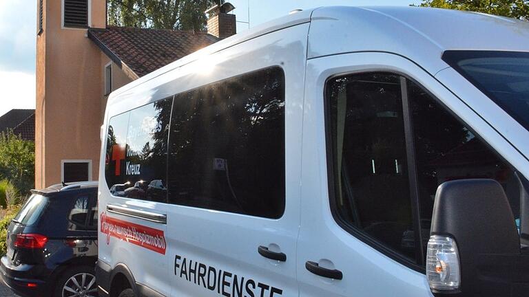 Jüngste Erungenschaft der Rotkreuz-Gemeinschaft Wohlfahrt und Soziales ist das Hospiz-Herzenswunsch-Mobil. Mit ihm werden Wünsche von Menschen in ihrem letzten Lebensabschnitt erfüllt. Jüngste Erungenschaft der Rotkreuz-Gemeinschaft Wohlfahrt und Soziales ist das Hospiz-Herzenswunsch-Mobil. Mit ihm werden Wünsche von Menschen in ihrem letzten Lebensabschnitt erfüllt.