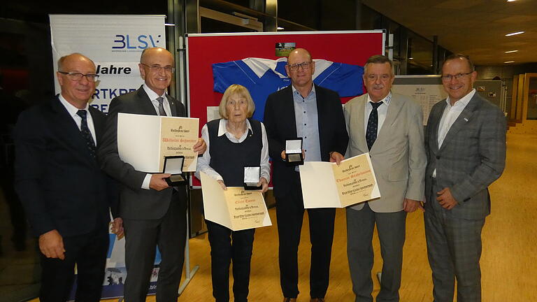 Erhielten die Verdienstplakette in Bronze: Ellen Tonne, Landrat Wilhelm Schneider (Zweiter von links) und Zeils Bürgermeister Thomas Stadelmann (Vierter von links). Die Gratulanten: Kreisvorsitzender Gerald Makowski (links), sein Stellvertreter Reinhold Heilmann (Zweiter von rechts) und BLSV-Präsident Jörg Ammon. Erhielten die Verdienstplakette in Bronze: Ellen Tonne, Landrat Wilhelm Schneider (Zweiter von links) und Zeils Bürgermeister Thomas Stadelmann (Vierter von links). Die Gratulanten: Kreisvorsitzender Gerald Makowski (links), sein Stellvertreter Reinhold Heilmann (Zweiter von rechts) und BLSV-Präsident Jörg Ammon.