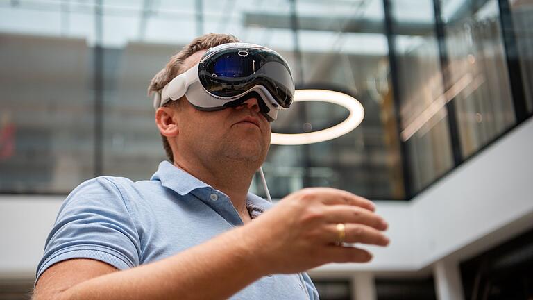 Ein Anwender steuert die Vision       -  Daumen und Zeigefinger zusammenzubringen, hat bei der Nutzung der Vision Pro den Effekt eines Mausklicks. Der Blick steuert dabei sozusagen den Cursor.