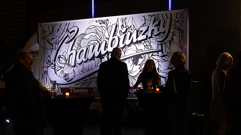 Eröffnung Chambinzky       -  Rund 200 Menschen besuchen am Samstag (02.11.24) die Eröffnung des Chambinzky Hafentheaters im ehemaligen Bockshorn in Würzburg.