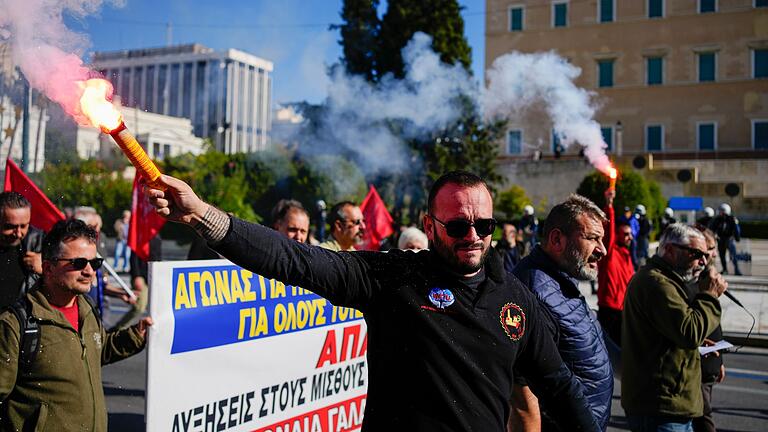 Landesweite Streiks in Griechenland       -  Sie wollen &bdquo;in Würde leben&rdquo;: Demonstranten vor dem griechischen Parlament.