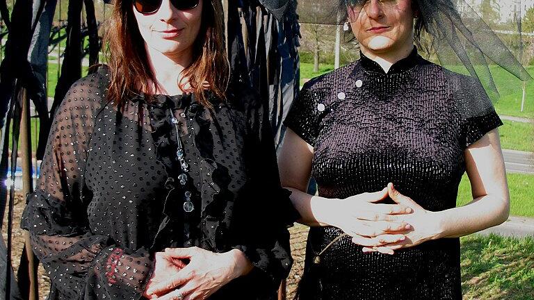 Anna Ohno (l.) und Justyna Koeke haben die Trauerfeier für die Kunst initiiert.