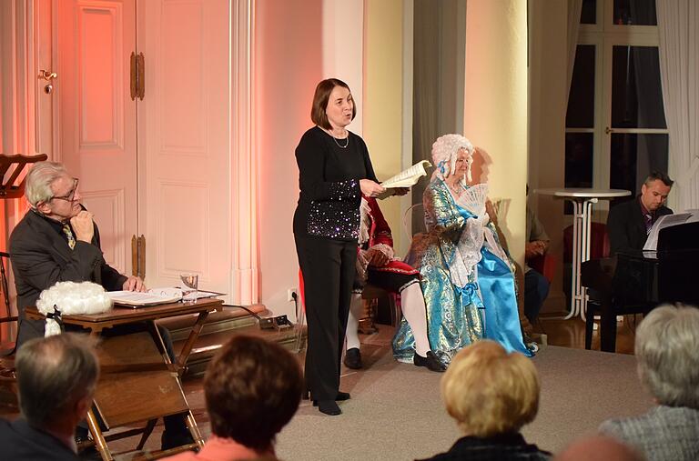 Vater und Sohn Mozart bestimmten den Eröffnungsabend des Wernecker Kulturfrühlings im Cafe Balthasar im Schloss, bei dem Sopranistin Stefanie Herchet und Pianist David Reß (rechts) gemeinsam mit Literat Hans Driesel (links) das Publikum unterhielten.