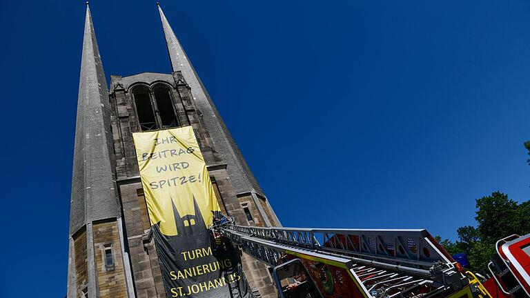 Weithin sichtbar: Ein Transparent macht jetzt auf die Spendensammlung für die Sanierung der beiden Außentürme von St. Johannis aufmerksam. Weithin sichtbar: Ein Transparent macht jetzt auf die Spendensammlung für die Sanierung der beiden Außentürme von St. Johannis aufmerksam. 