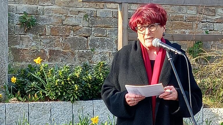 Johanna Bonengel als Vertreterin der Initiative gegen das Vergessen verwies vor dem Gendenkstein für Zofia Malczyk an die Aktualität deren sinnloses Sterben angesichts des Krieges in der&nbsp; Ukraine.
