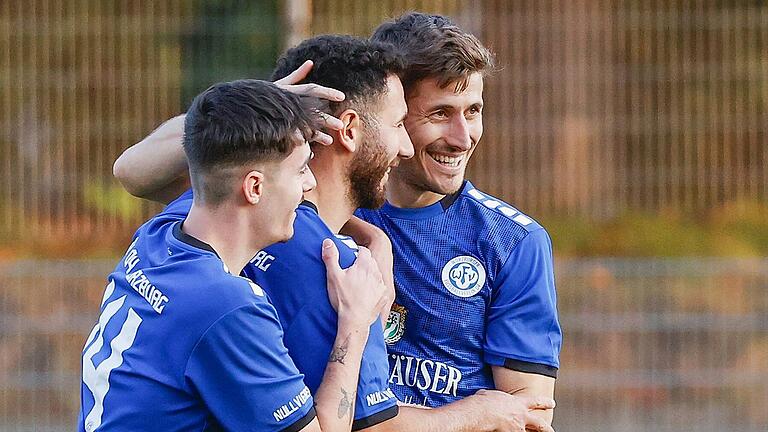 Der Würzburger FV mit (von links) Tim Herbert, Adrian Istrefi und Steffen Krautschneider konnte in der Hinrunde der Fußball-Bayernliga Nord acht Siege und 30 Tore bejubeln. Die Rückrunde startet für die Nullvierer mit einem Auswärtsspiel beim TSV Kornburg. Der Würzburger FV mit (von links) Tim Herbert, Adrian Istrefi und Steffen Krautschneider konnte in der Hinrunde der Fußball-Bayernliga Nord acht Siege und 30 Tore bejubeln. Die Rückrunde startet für die Nullvierer mit einem Auswärtsspiel beim TSV Kornburg.
