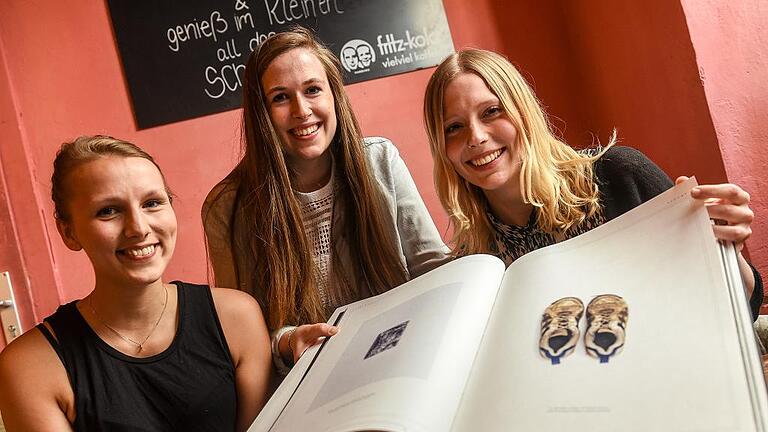 Drei Studentinnen des Jahres: Laura Markert, Lilli Scheuerlein und Yvonne Moser (von links) zeigen ihren Flüchtlingsatlas.
